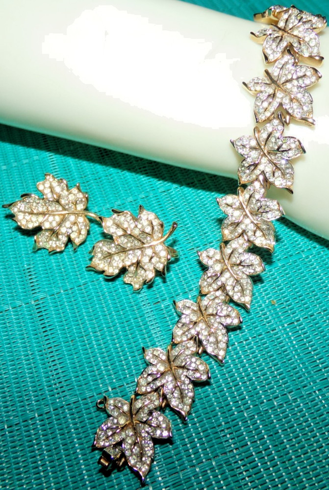OMG!! (RARE) MAPLE LEAF shaped RHINESTONE set signed Crown Trifari