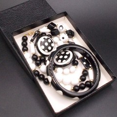 Vtg 80s Black White Beaded Lucite Plastic 30″ Necklace Bangle Polka Dot Earrings