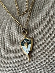 VINTAGE JOSTENS PENDANT CHARM KEY NECKLACE – 20″ – SENIOR 1974 – GOLD IN COLOR