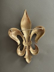 Vintage Crown Trifari Gold Tone Blue Enamel Fleur-de-Lis Brooch 3.25”