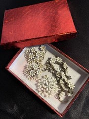 Vtg White Daisy Necklace Bracelet Brooch Earrings Parure Set Gold Toned Gift Box
