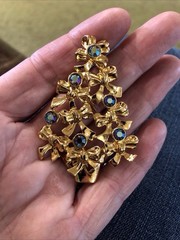 Vintage Avon Christmas Tree Pin — Brooch