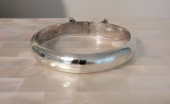 Vintage Petite 925 Sterling Silver Hinged Bangle Bracelet w/Safety Chain