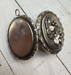 Antique Victorian Locket Raised Ivy Leaf Grape Aesthetic Silver Tone Pendant