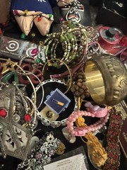 4 LB PLUS WEARABLE AND CRAFTING JEWELRY SOME GOOD QUALITY OLD ANTIQUE VTG Toys