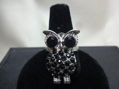 VINTAGE METAL ALLOY OWL RING W/ FACETTED BLACK ONYX LIKE EYES AND CLUSTER BODY