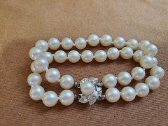 VINTAGE DOUBLE STRAND FAUX PEARLS 7″ BRACELET W/RHINESTONE CLASP, HAND KNOTTED
