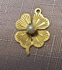 FOUR LEAF CLOVER Shamrock Charm Pendant Irish Lucky Vintage 1.1 grams W/pearl
