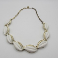 Vintage Lucite Necklace Thermoset Leaf White Gold Tone 15 Inch