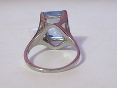 VERY PRETTY VINTAGE 18K WHITE GOLD-PLATED BLUE STONE RING SZ. 7.5