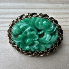 VTG Brooch Pin 2 Inch Hand Carved Art Glass Green Flowers Oval Gold Japan MCM