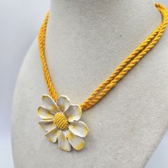 NEW VINTAGE Lisner 3D Daisy Flower Pendant Twisted Cord Choker Necklace