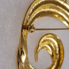 Vintage Large 1970’s Goldtone Swirl Statement Brooch Pin with a Secure Clasp