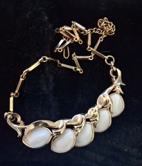 Vintage White Thermoset Leaf Gold-Tone Necklace Butterfly Faux Pearl Earring Set