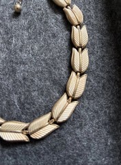 Vintage TRIFARI 1950s 1960s CHOKER NECKLACE Off White Thermoset Leaves