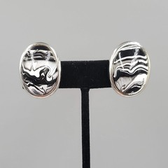 Vintage Black White Marbled Cabochon Clip on Earrings Silver tone Drop 1 1/8″