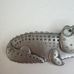 JJ Jonette Jewelry vintage pewter articulated alligator with bird pin-2.5in