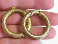 RARE VINTAGE MOD TRIFARI 1960 -1970’s SPRING TENSION CLIP TEXTURED HOOP EARRINGS