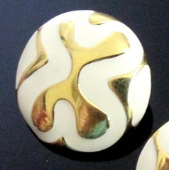 VTG RUNWAY MONET 80s MODERNIST EARRINGS CREAM ENAMEL ABSTRACT GOLD DESIGN POST