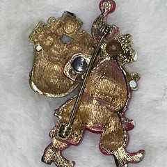 Vtg 50’s MODE ART Santa Claus Red Enamel Pin Brooch Gift Bag Christmas