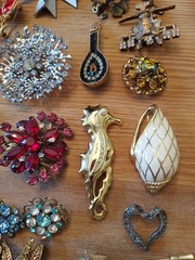 Huge Lot Of Vintage Booch/ Pins Trifari Lisner Roman Jj Avon Gerrys Rafaelian