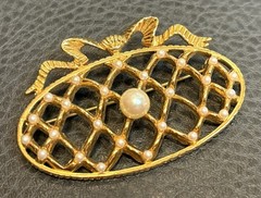 Vintage MONET Gold Tone Brooch Oval Ornament Bow Faux Pearl Christmas Holiday