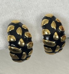 Vtg Signed Graziano Raised Gold Tone Design & Black Enamel Clip On Earrings 1”