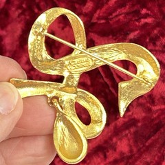 Vtg CASUAL CORNER Pin Brooch Signed Gold Tone Twisted Ribbon Articulated Drop