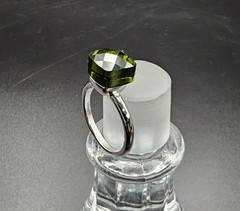 Vintage 1980s Retro Green Rhinestone Costume Ring – Size 8