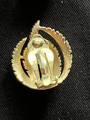 Vintage TRIFARI Crown Gold Tone Swirl Feather Leaf Clip on Earrings 1955-1969