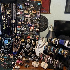 Fabulous 443 Piece Lot Of Vintage + Modern Fashion Costume Jewelry Nice Pieces