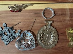 Vtg Jewelry Lot Of 10 JJ DM & Unsigned Mixed Metals Brooches Color Stones