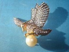 STUNNING SIGNED AD2001 EAGLE W/PEARL PAVE’ CRYSTAL RHINESTONES BROOCH GOLD PLATE