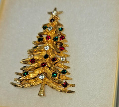 VINTAGE MODE ART RHINESTONE GOLD-TONE CHRISTMAS TREE PIN BROOCH ARTHUR PEPPER
