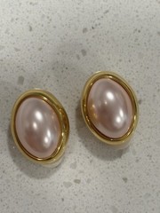 VINTAGE RICHELIEU PINK FAUX PEARL OVAL GOLD TONE GOLDTONE SIGNED PIERCE EARRINGS