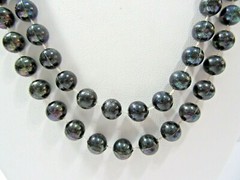 NECKLACE VINTAGE IRIDESCENT BLUE PEACOCK COLORS STATIONARY ON THE STRAND
