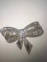 Vintage 10 Kt White Gold Belais Sapphire Bow Pin