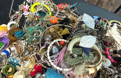 15.8 Pounds Pierced Vintage To Fashion Mixed Metals Earrings Jewelry Lot #69