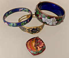 LOT 3 VINTAGE CHINESE CLOISONNE ENAMEL BANGLES, BRACELETS & 1 PENDANT
