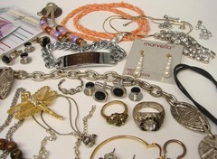 Vintage COSTUME JEWELRY LOT Wearable Necklaces Bracelets Brooches Rings Earrings