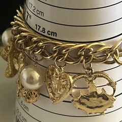 Vintage Style Gold tone Charm Bracelet Unmarked Size 7” Filigree Charms