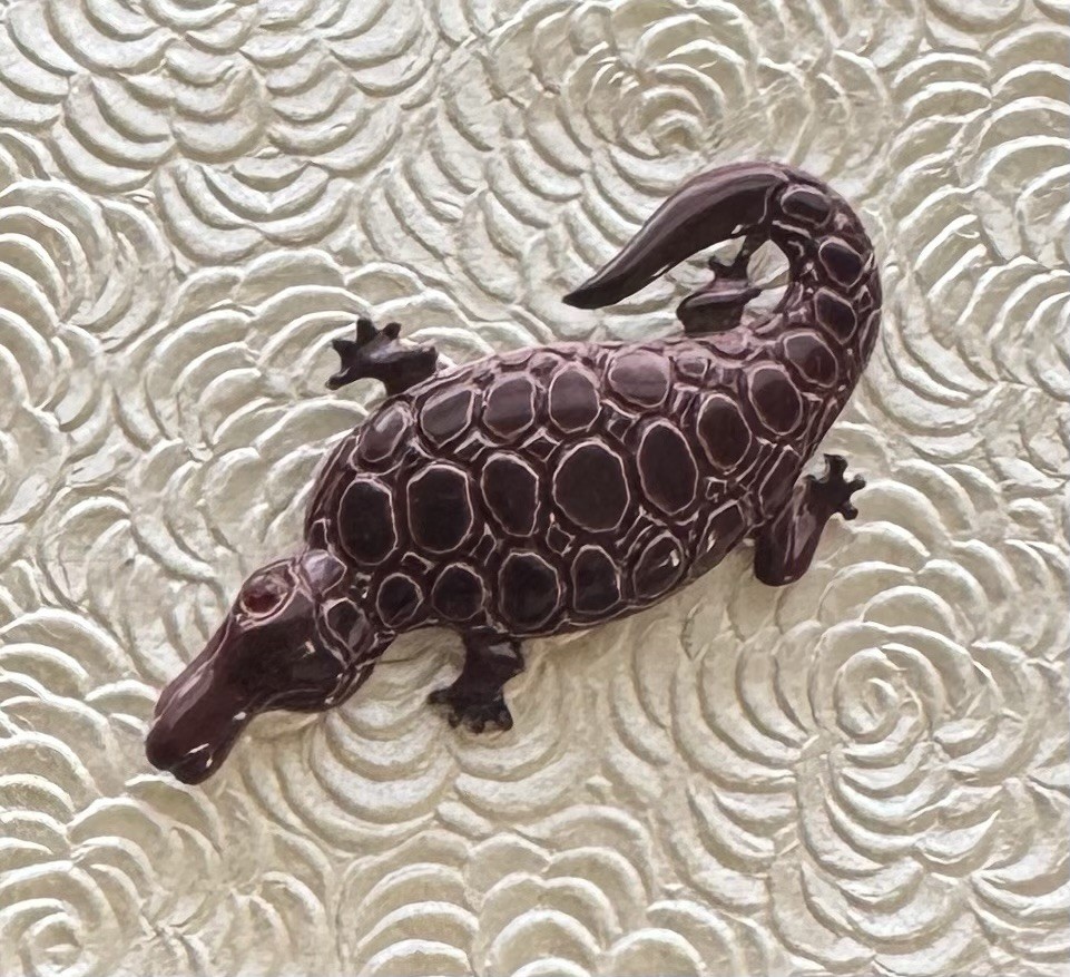 Vintage Crocodile brooch / enamel on gold tone metal