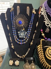 Fabulous 443 Piece Lot Of Vintage + Modern Fashion Costume Jewelry Nice Pieces