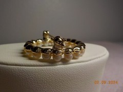 VINTAGE GOLDTONE METAL FAUX PEARL LINED ROUND BROOCH 1 1/8″ ROUND