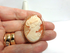 14kt yellow gold cameo pin/pendant sz 1.50 in lg wgt 6.2 grams cream/tan color