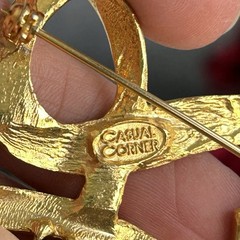Vtg CASUAL CORNER Pin Brooch Signed Gold Tone Twisted Ribbon Articulated Drop