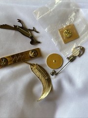 Lot Vintage Mixed Jewelry Brooches Pins Roadrunner Sports Avon Feather Chaplain