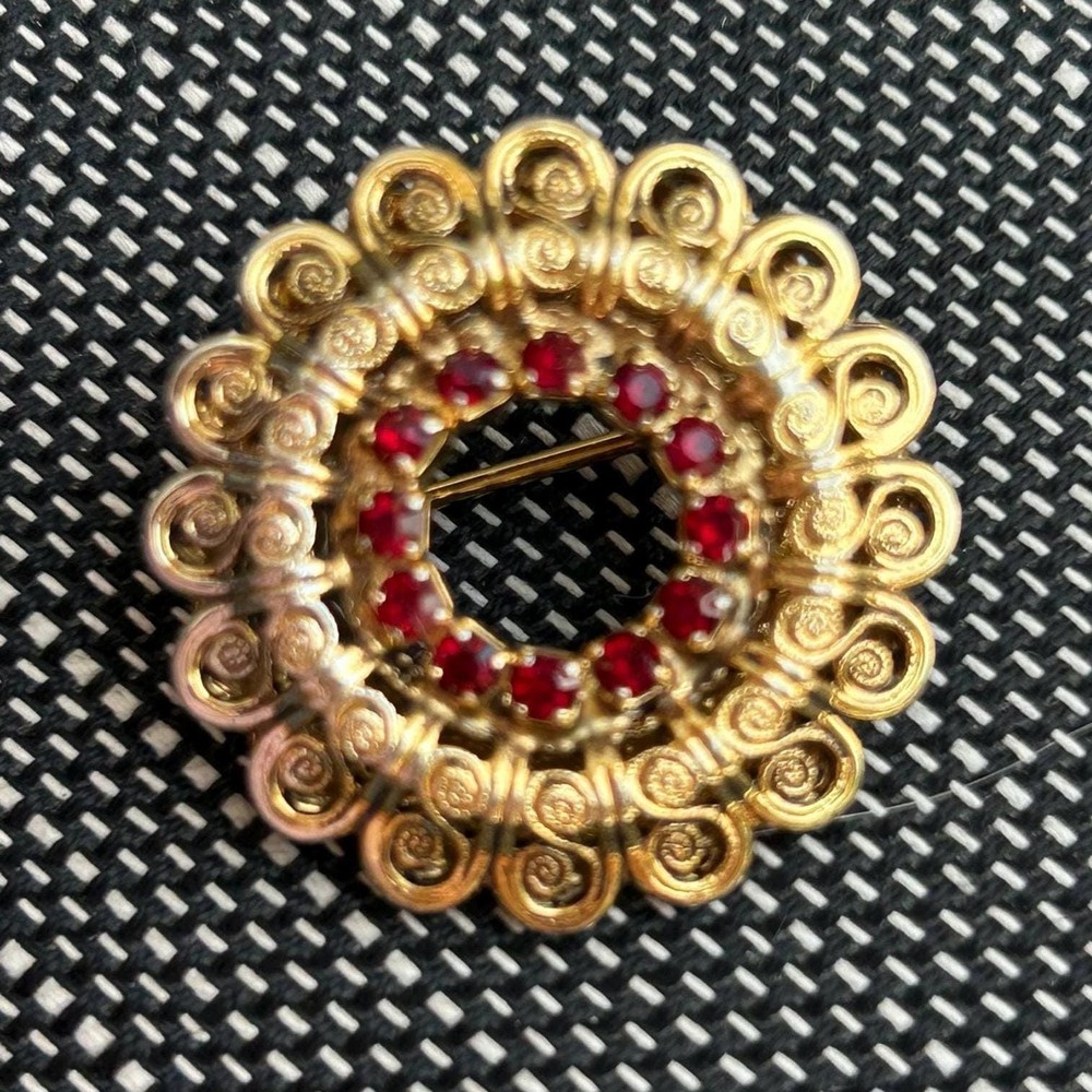 Circular Red and Gold Tone Rhinestone Brooch – Vintage Pin