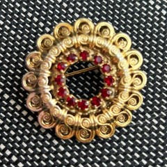 Circular Red and Gold Tone Rhinestone Brooch – Vintage Pin