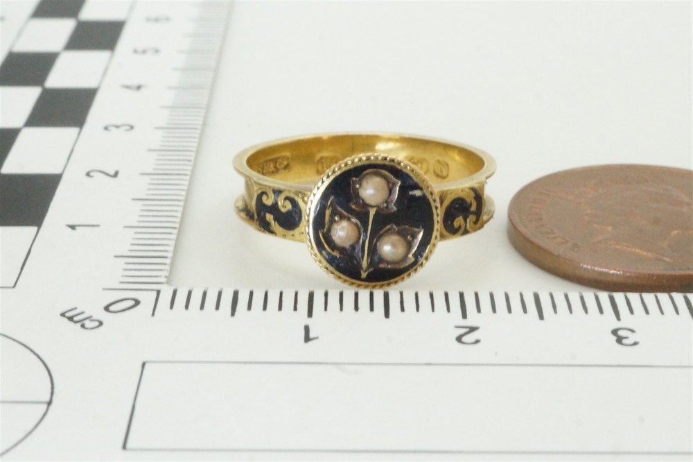 ANTIQUE VICTORIAN ENGLISH 15K GOLD ENAMEL MOURNING RING for HAIR c1876